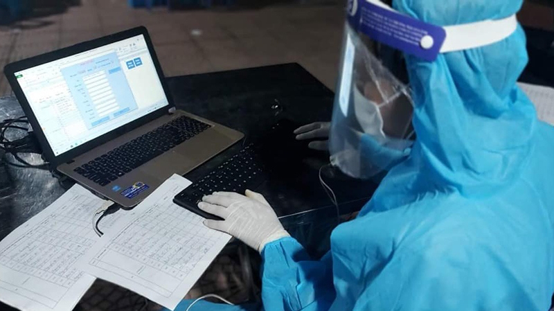 The application of information technology in taking samples for COVID-19 testing in Ve commune, Tien Du district, Bac Ninh. Photo: NhanDan