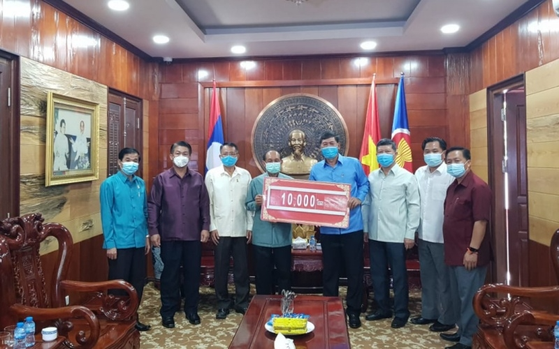 Secretary and Governor of Luang Prabang Province Khamkhan Chanthavisuk (left) hands over support to Consul General Nguyen Dang Hung, June 8.