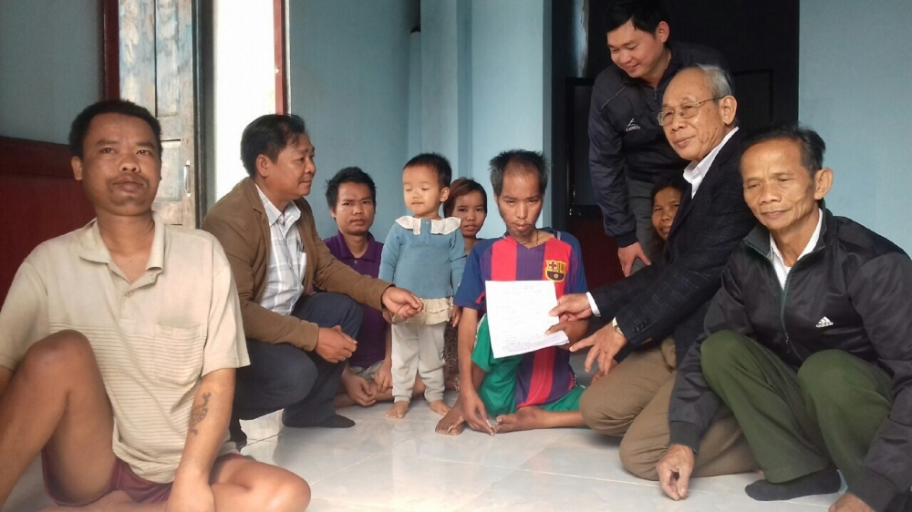 The Association of Victims of Agent Orange/Dioxin Thua Thien Hue visited and presented gifts to Mr. Tran Van Dui's family.