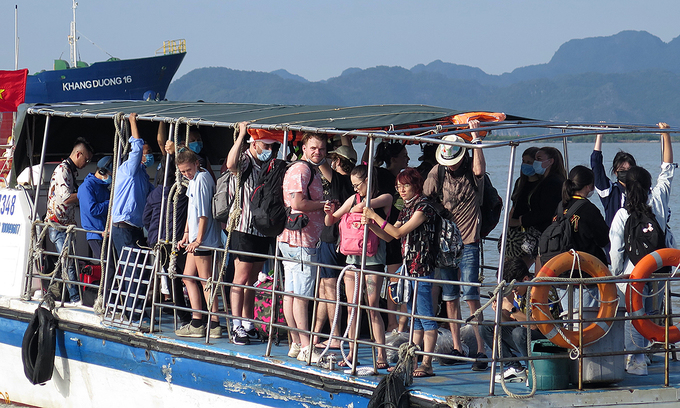 Locals and foreigners on a boat from Hai Phong City to Cat Ba Island, a popular tourist destination, April 30, 2021. Photo: VnExpress