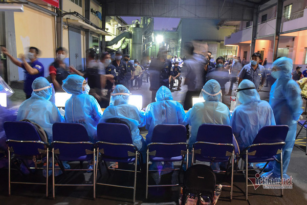 Health workers take samples for Covid tests for workers in an industrial park in Ho Chi Minh City. Photo: VNN