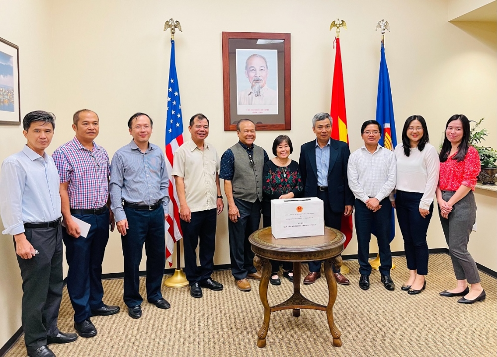 Overseas Vietnamese in Canada and Texas donate to Covid-19 vaccine fund