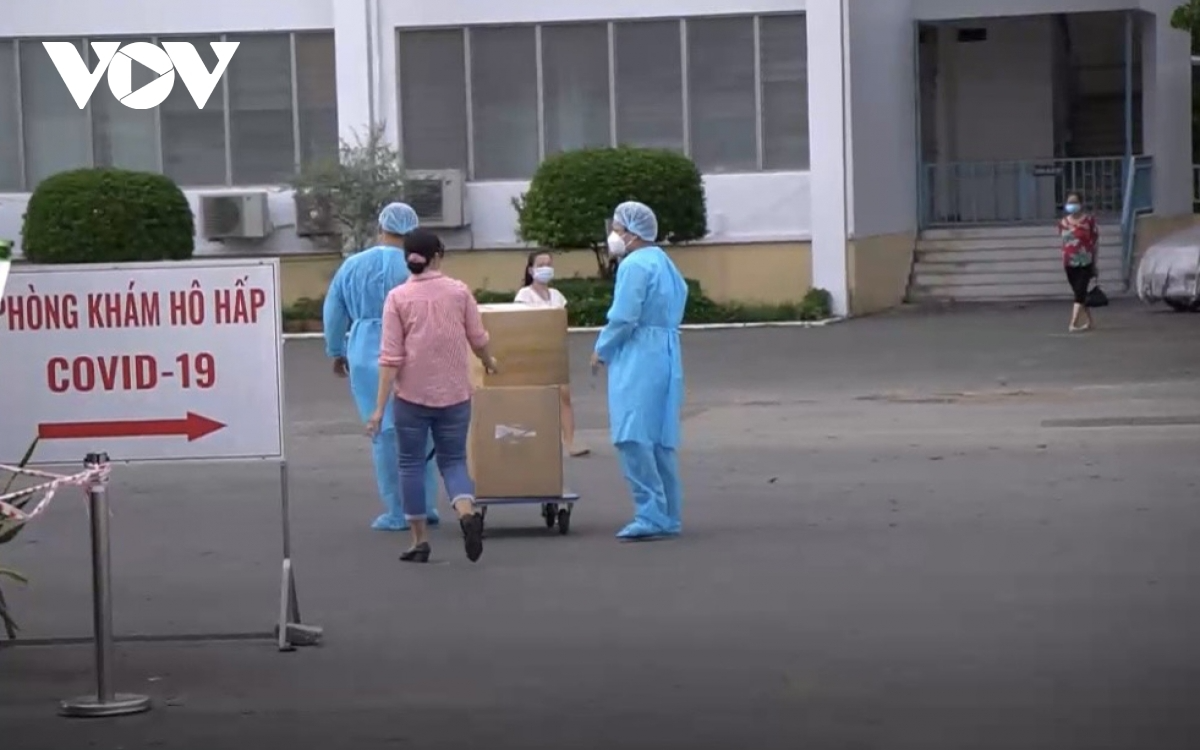 Employees of the HCM City Hospital for Tropical Diseases have been required to self-isolate to slow the spread of the virus. In the photo, employees are moving their personnal belongings to quarantine areas. Photo: VOV