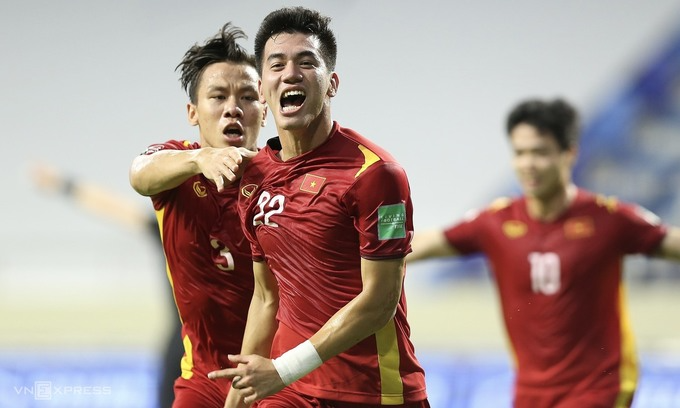 Vietnamese players celebrate their first goal against Malaysia in the World Cup qualifiers, June 11, 2021. Photo: VnExpress