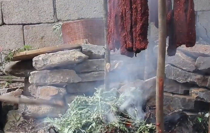 Use wormwood to create smoke and increase the taste of dried buffalo. Photo: traugacbep