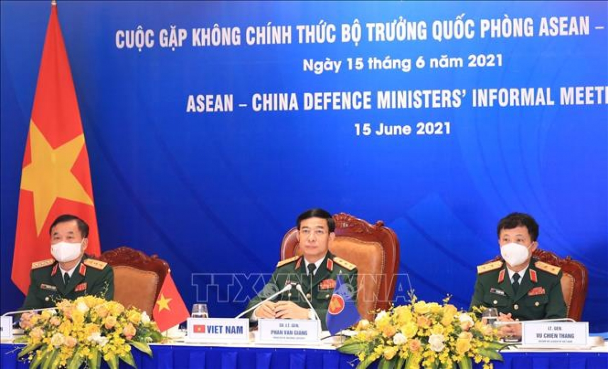 Defence Minister Phan Van Giang speaks at the meeting. Photo: VNA