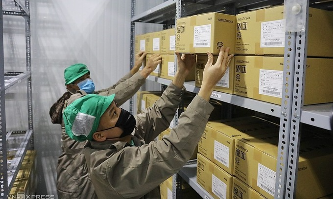 Batches of the AstraZeneca Covid-19 vaccine are transported from Hanoi to a storage facility of the Pasteur Institute in HCMC, June 17, 2021. Photo by VnExpress/Quynh Tran.