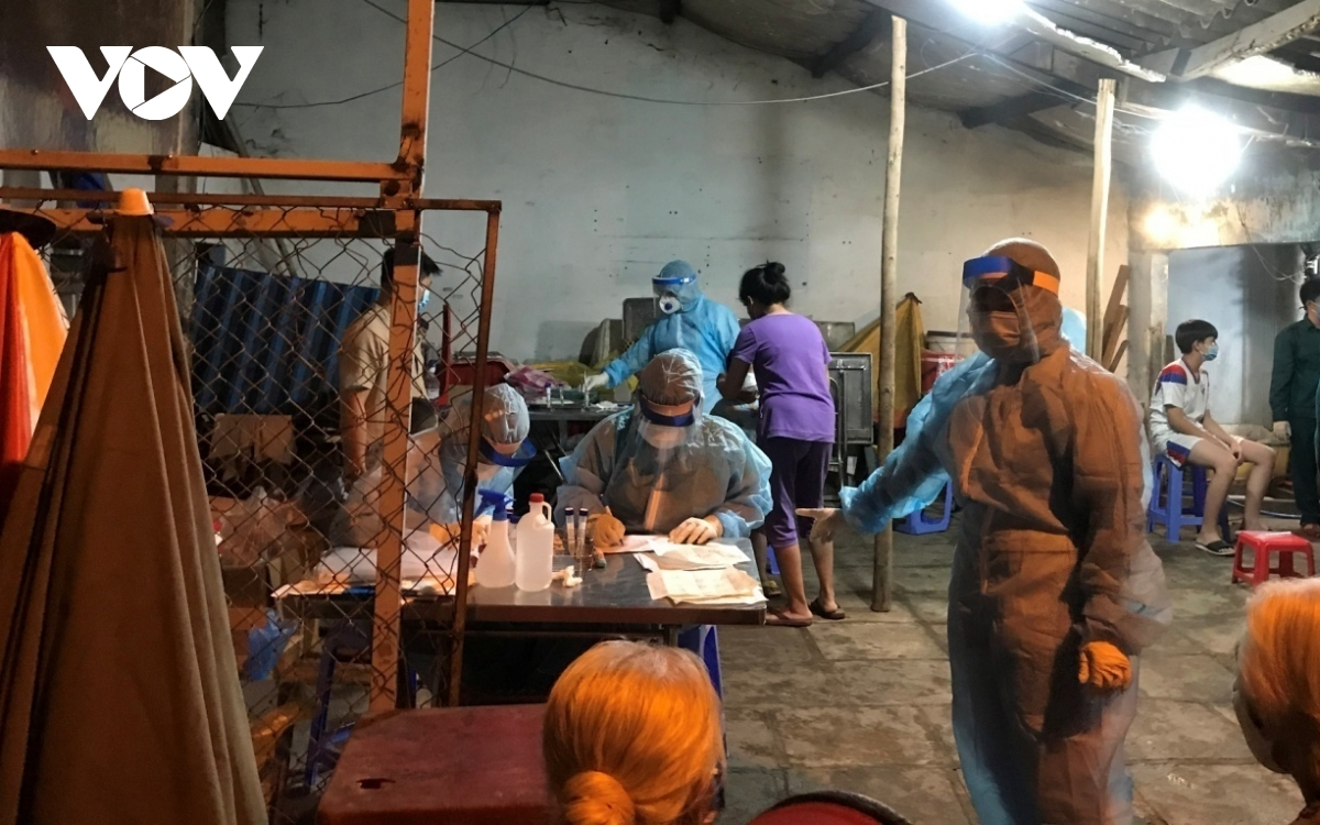 Medical workers spend all night taking samples for COVID-19 testing in Nha Be district . Photo: VOV