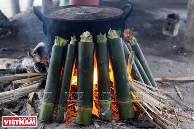 Bamboo-tube rice: a specialty of Vietnam's Northern mountains - Video