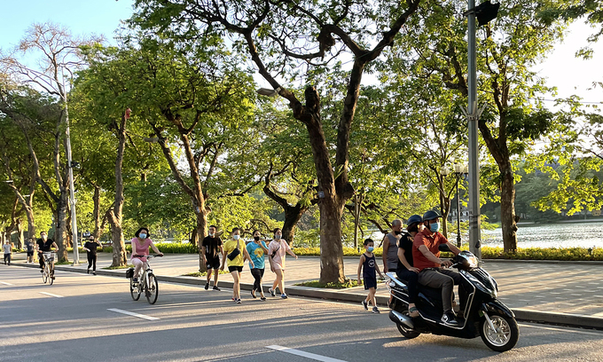 People exercise outdoor near the Sword Lake in Hanoi, June 2021. Photo: VnExpress