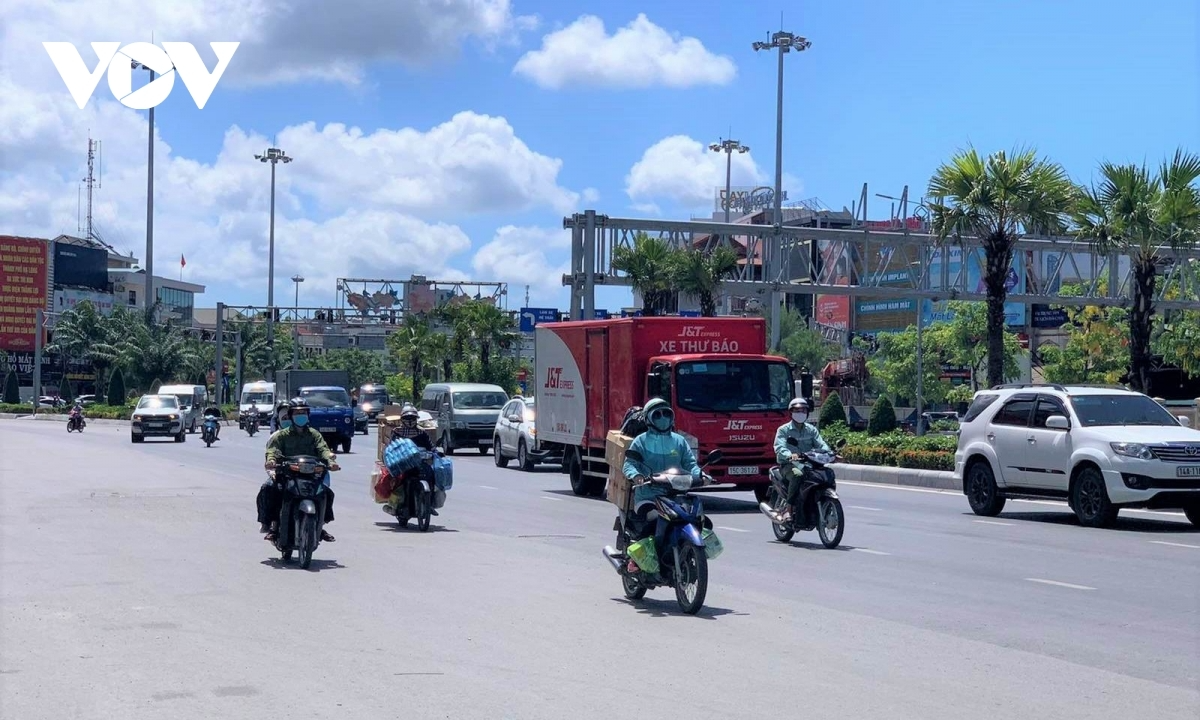 Temperatures rise to highs of 38 degrees Celsius at midday, forcing drivers to wear long-sleeve shirts and sunglasses to fight against the harsh weather conditions. Photo: VOV