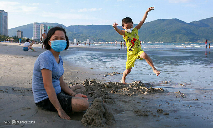 People on a beach in Da Nang City on June 9, 2021. Photo: VnExpress