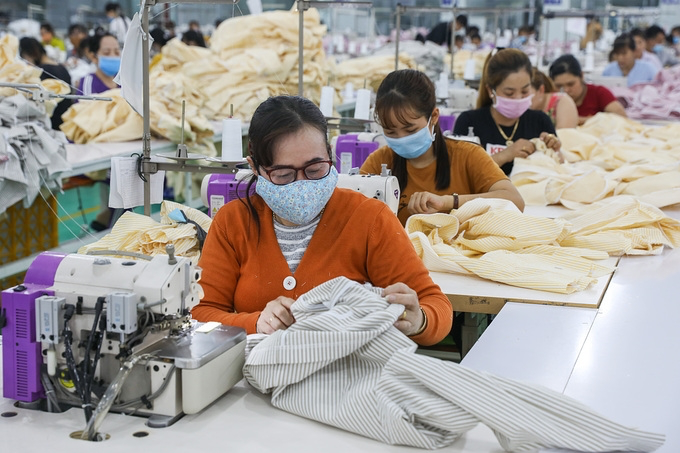 Garment and textile workers at a factory in the Mekong Delta province of Long An. Photo: Vnexpress