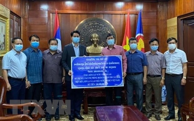 The representative of the Oudomsay Provincial Government gave money to support 3 provinces of Vietnam to cope with the COVID-19 epidemic. Photo: VNA