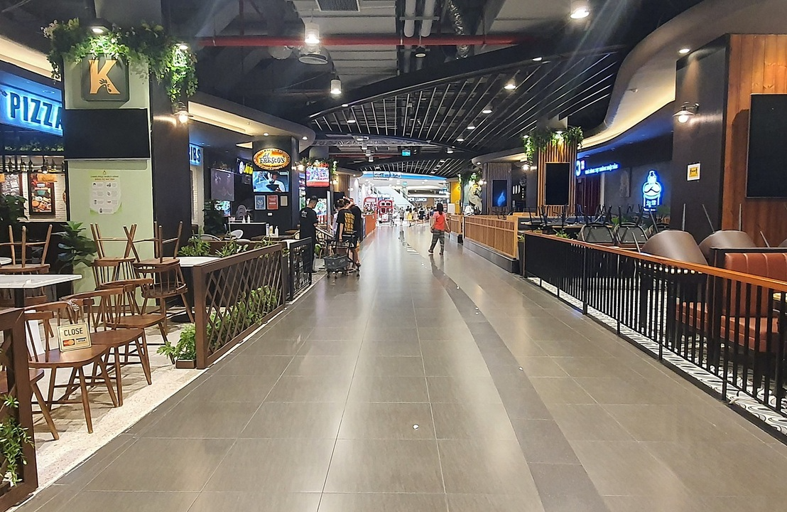 Closed restaurants inside a shopping mall in Ha Dong District, Hanoi, June 20. Photo: VnExpress