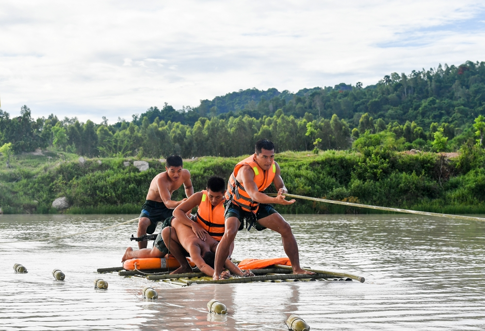 In Photos: Vietnamese Division 330’s troops sharpen river crossing skills