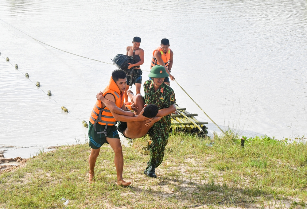 In Photos: Vietnamese Division 330’s troops sharpen river crossing skills