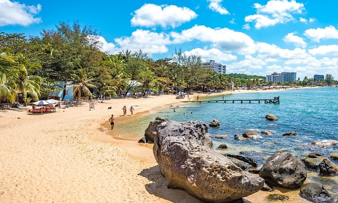 Foreign tourists on Truong Beach of Phu Quoc Island. Photo: Shutterstock