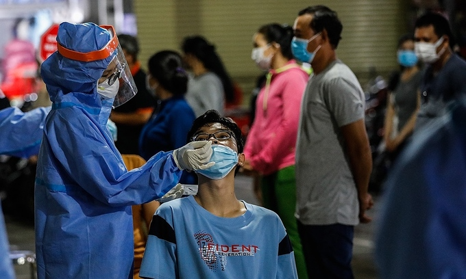 People receive coronavirus tests in Binh Tan District, HCMC, June 22, 2021. Photo: VnExpress