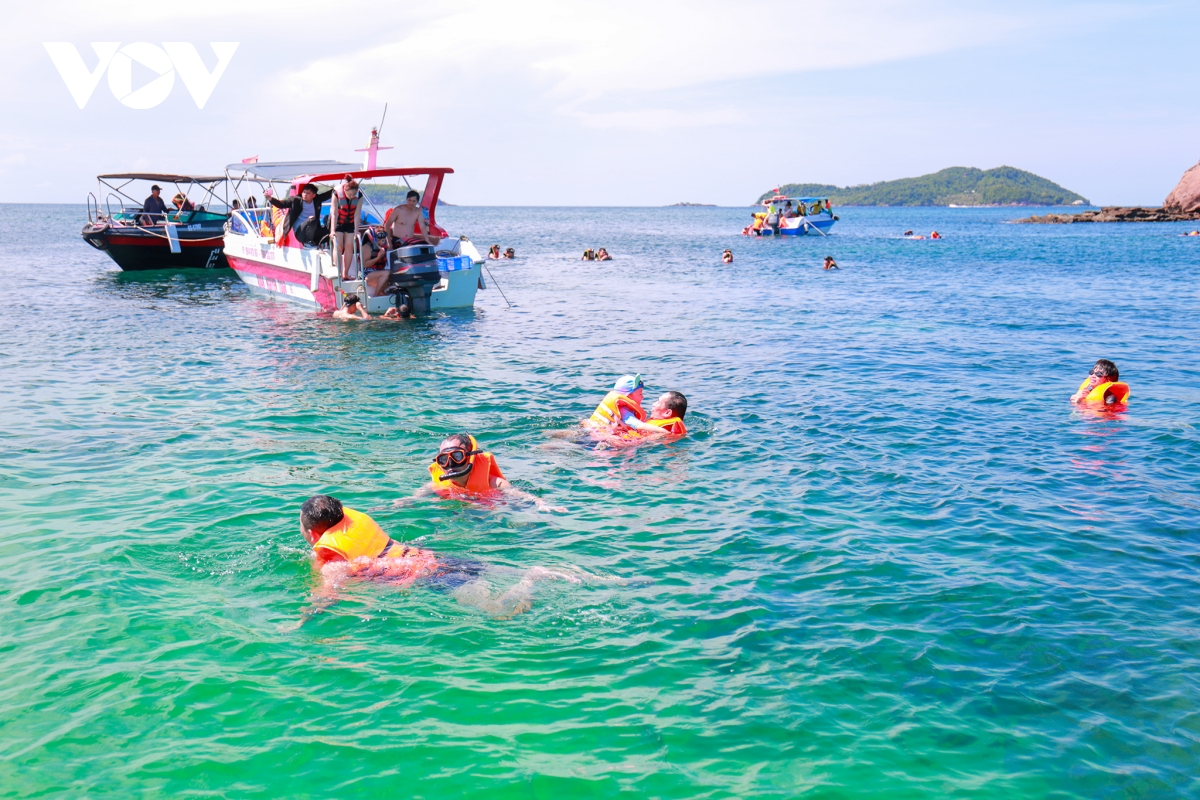 Tourists diving to see coral in Phu Quoc. Photo: VOV