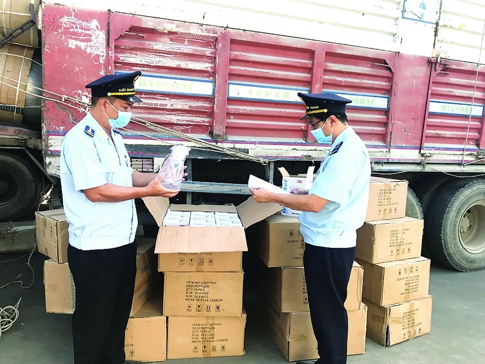 Customs Department officials inspect imported goods. Photo: VGP