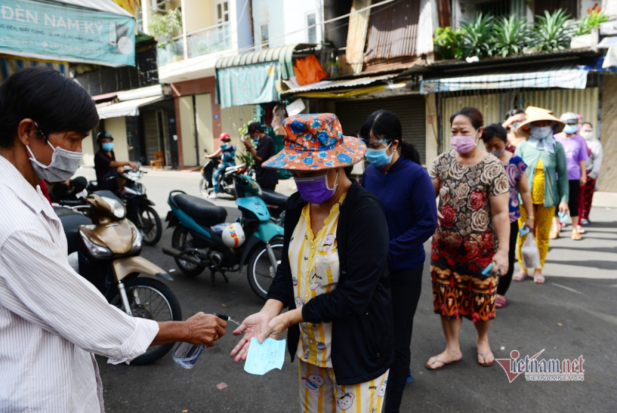 Local residents in high-risk areas use coupons to go shopping in HCM City. (Photo: VietnamNet)