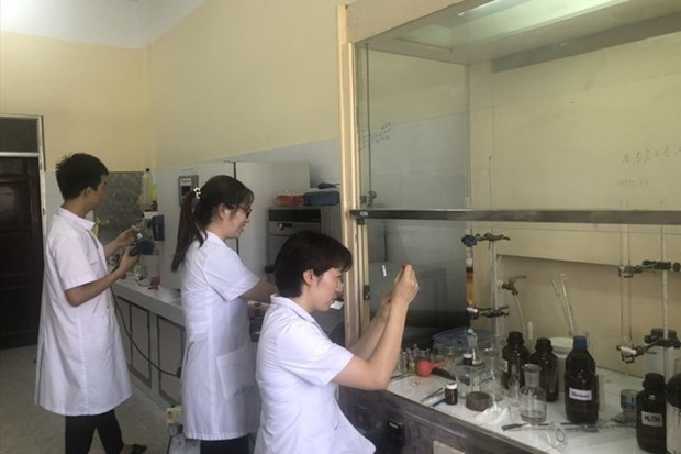 Scientists from the Institute of Chemistry are conducting research in the laboratory (Photo: the Institute of Chemistry)