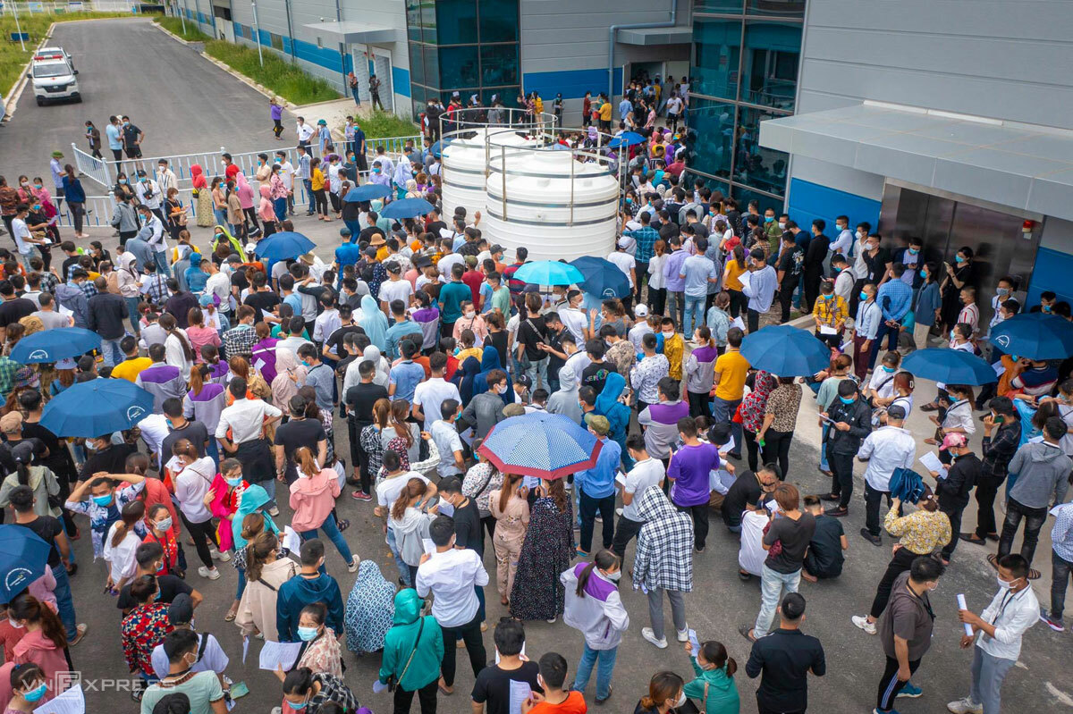 Luxshare ICT workers gather to get the new coronavirus test, June 29, 2021. Photo by VnExpress/Dong Giang.