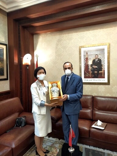 Ambassador Dang Thi Thu Ha presents gifts to Habib El Malki, speaker of the Moroccan House of Representatives