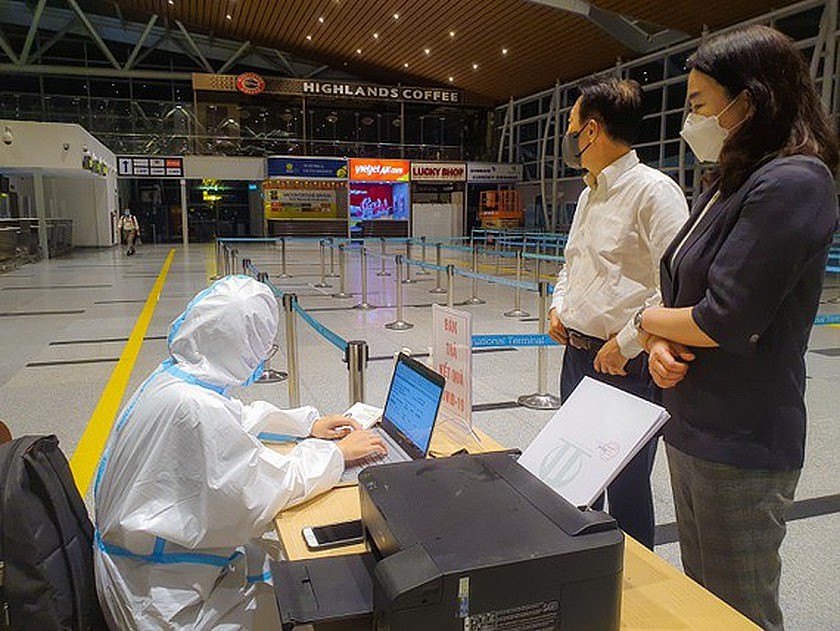 Passengers register for rapid COVID-19 tests at Da Nang International Airport. Photo: sggp.org.vn