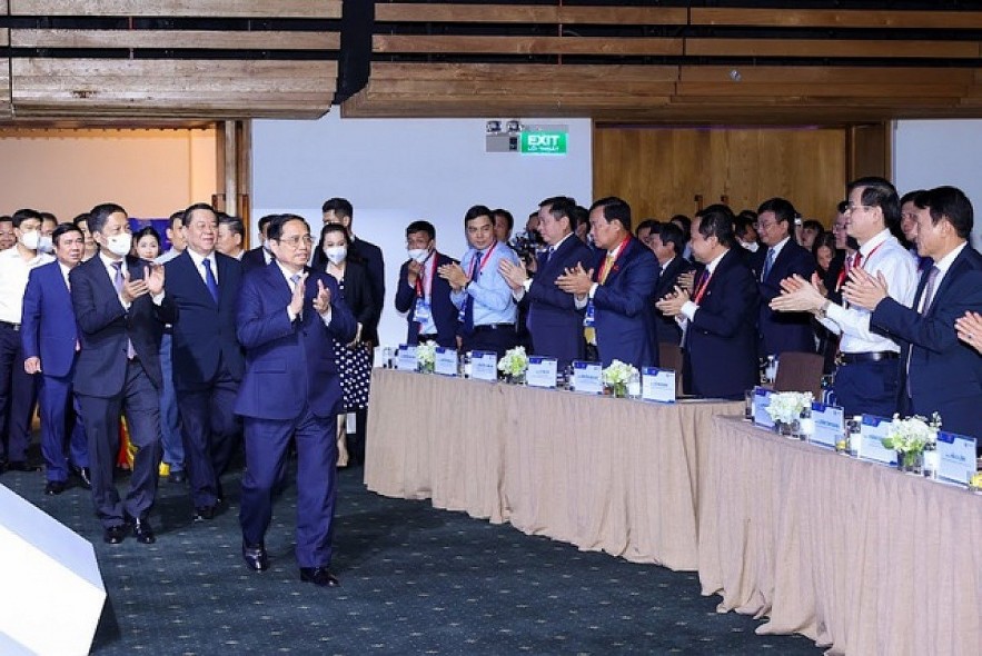 Delegates welcomes Prime Minister Pham Minh Chinh at the forum. Photo: VGP