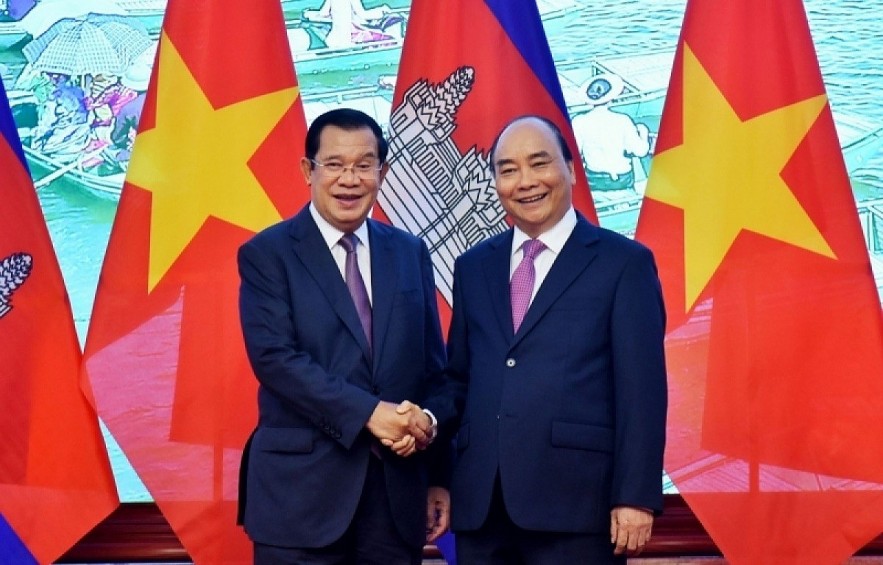 Cambodian PM Hun Sen welcomes Vietnamese State President Nguyen Xuan Phuc in Phnom Penh during the latter's visit in December 2021. Photo: baoquocte.vn
