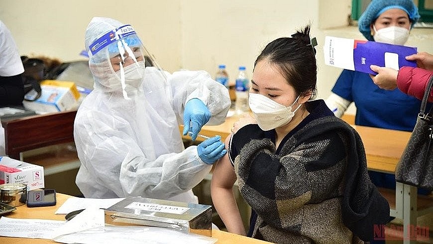 A woman is vaccinated against Covid-19. Photo: NDO