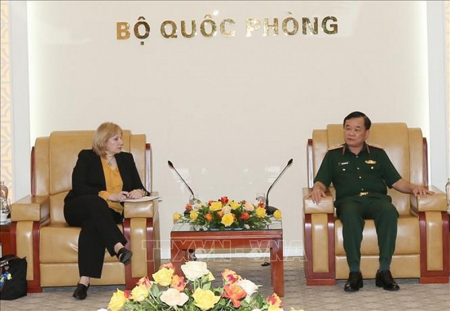 Deputy Defence Minister Hoang Xuan Chien hosts USAID Vietnam Mission Director Ann Marie Yastishock. Photo:VNA