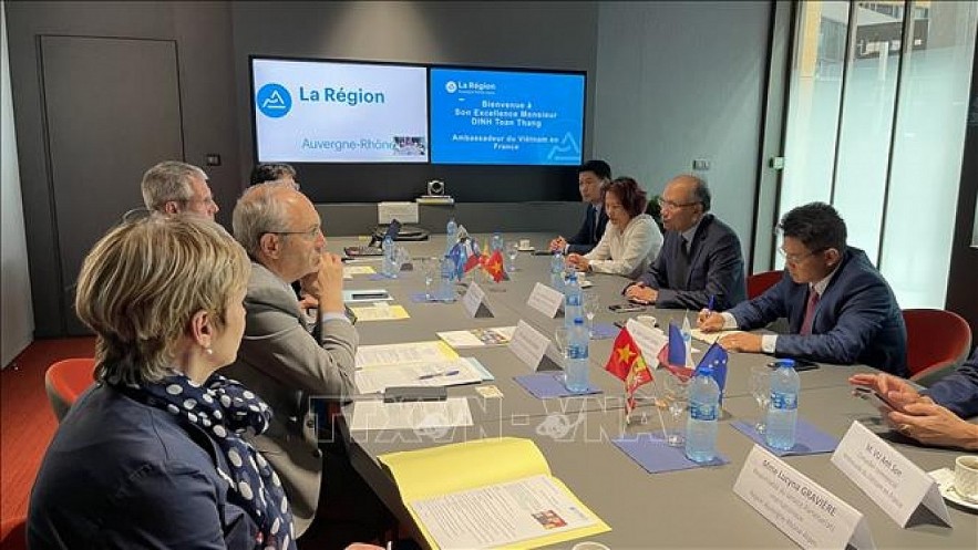 Officials of the regional council of Auvergne-Rhône-Alpes receive Vietnamese Ambassador to France Dinh Toan Thang during his working trip to the region. Photo: VNA