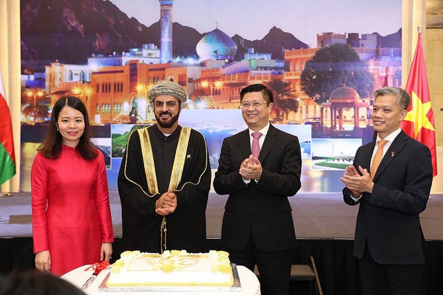 Omani Ambassador Saleh Mohamed Ahmed Al Saqri and Vietnamese diplomats at a ceremony in Hanoi celebrating 30 years of diplomacy between Vietnam and Oman. Photo: baodautu.vn