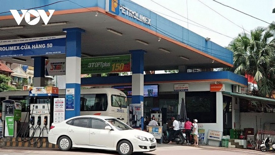 The retail prices of oil and petrol record another increase as of 15:00 on June 13. Photo: VOV