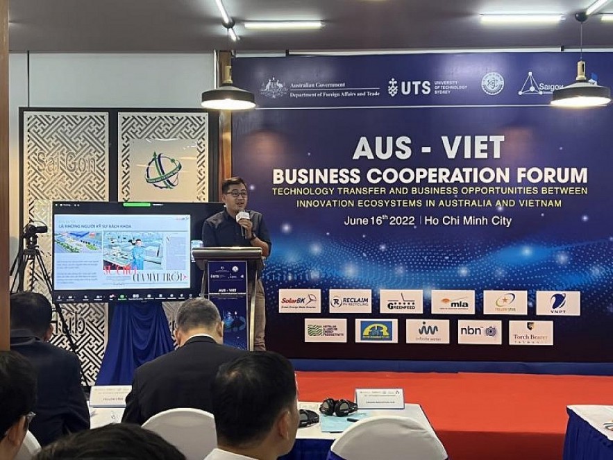 A representative of Solar BK (Vietnam) introduces solar energy solutions at the Australia - Vietnam Business Cooperation Forum. Photo: vneconomy.vn