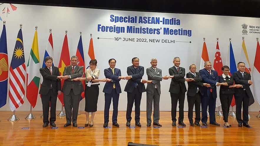Vietnamese FM Attends Special ASEAN-India Foreign Ministers' Meeting