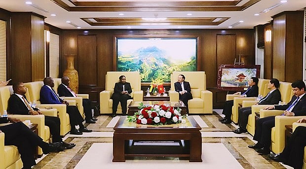 The meeting between Secretary of the Quang Ninh Party Committee Nguyen Xuan Ky (right) and President of the Assembly of Mozambique Esperanca Laurinda Francisco Nhiuane Bias on June 18. Photo: VNA