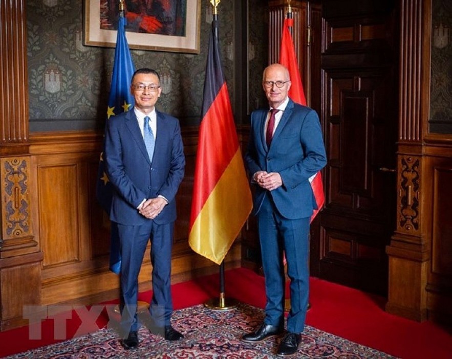 Vietnamese Ambassador to Germany Vu Quang Minh (L) and Dr. Peter Tschentscher, the First Mayor of the City of Hamburg. Photo: VNA