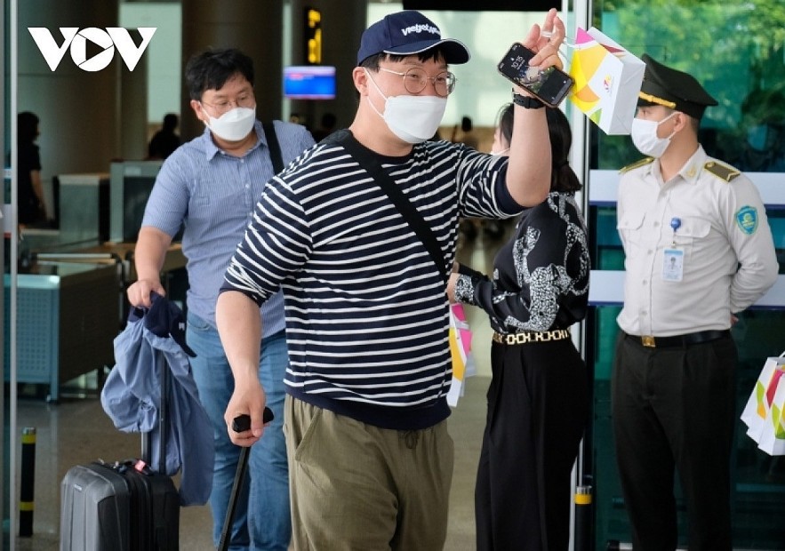 Da Nang welcomes Korean passengers on Korean Air flight at Da Nang International Airport. Photo: VOV