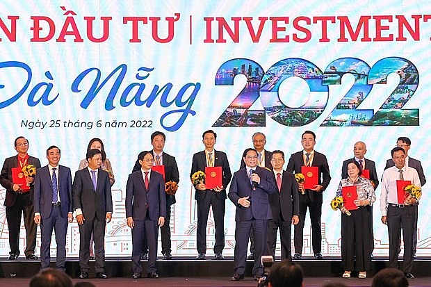 Vietjet and Da Nang exchange their MoU and annouce the opening of the seven new international routes under the witness of Prime Minister Pham Minh Chinh (holding the microphone). Photo: Vietjetair.com