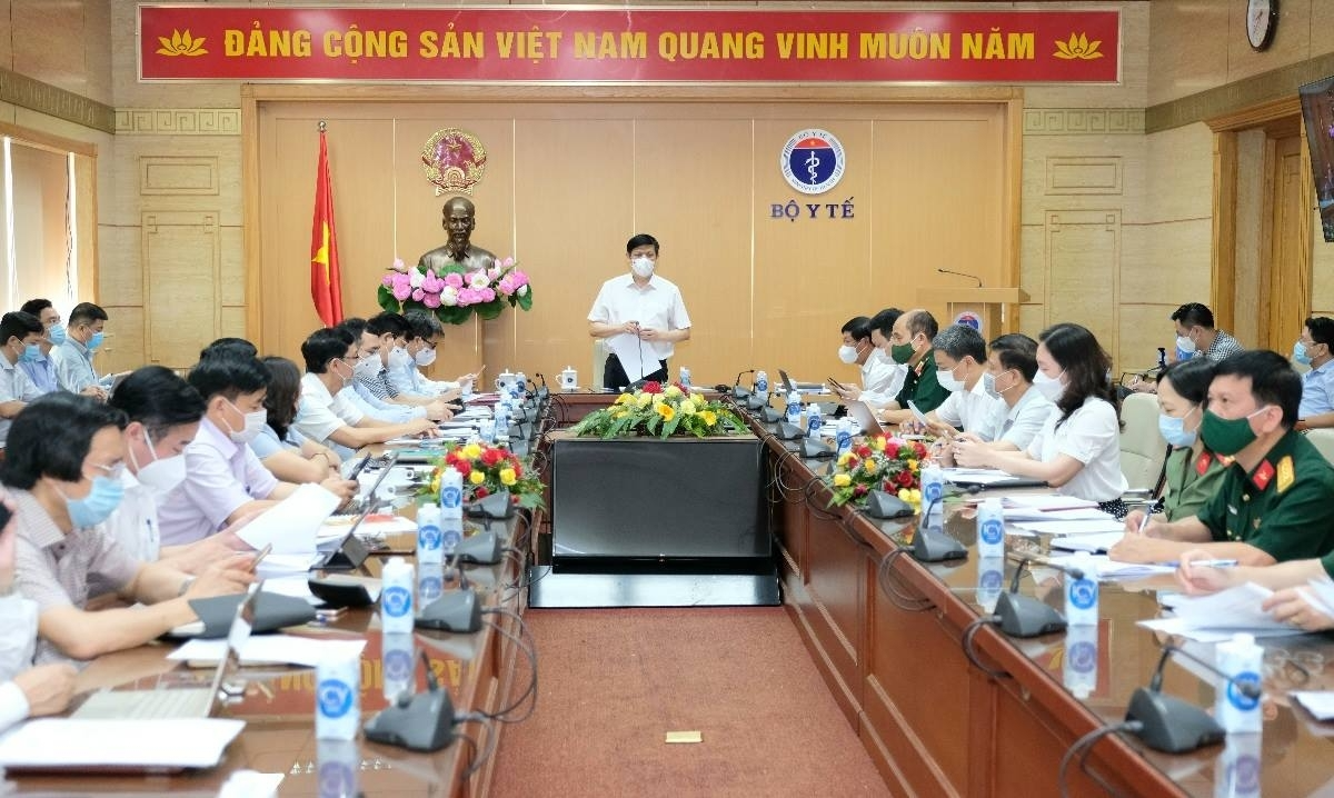 Minister of Health Nguyen Thanh Long chairs a meeting of the Steering Committee for the COVID-19 vaccination drive in the 2021- 2022 period. Photo: VOV
