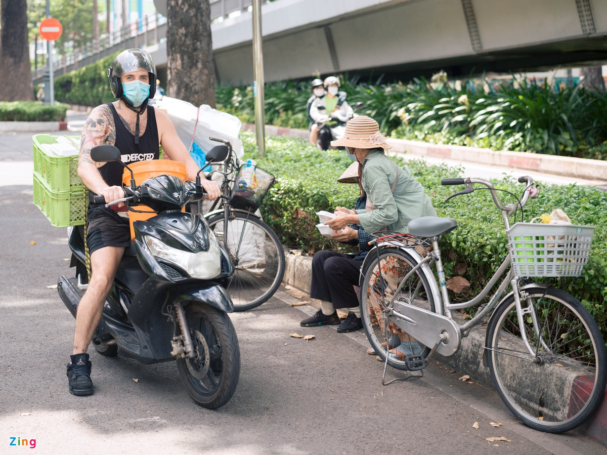 Foreigner in Vietnam distributes food to homeless in Covid hotspot