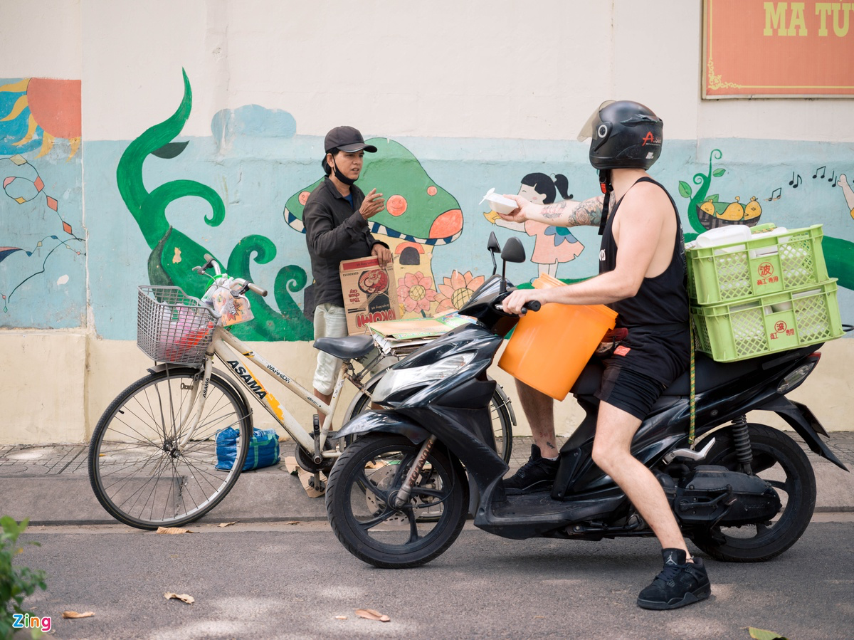 Foreigner in Vietnam distributes food to homeless in Covid hotspot