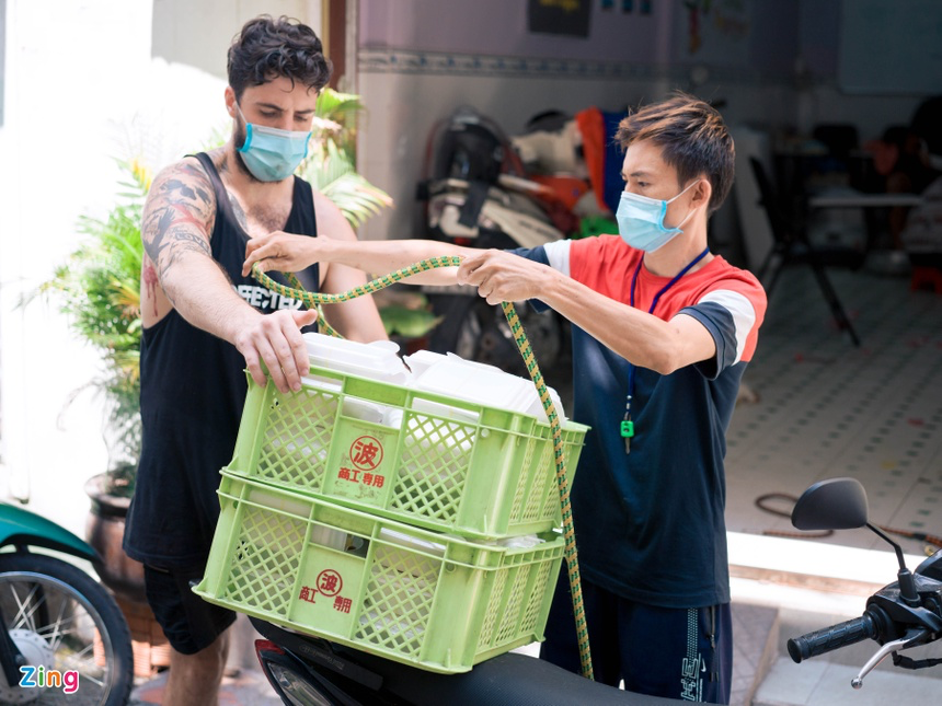 Foreigner in Vietnam distributes food to homeless in Covid hotspot