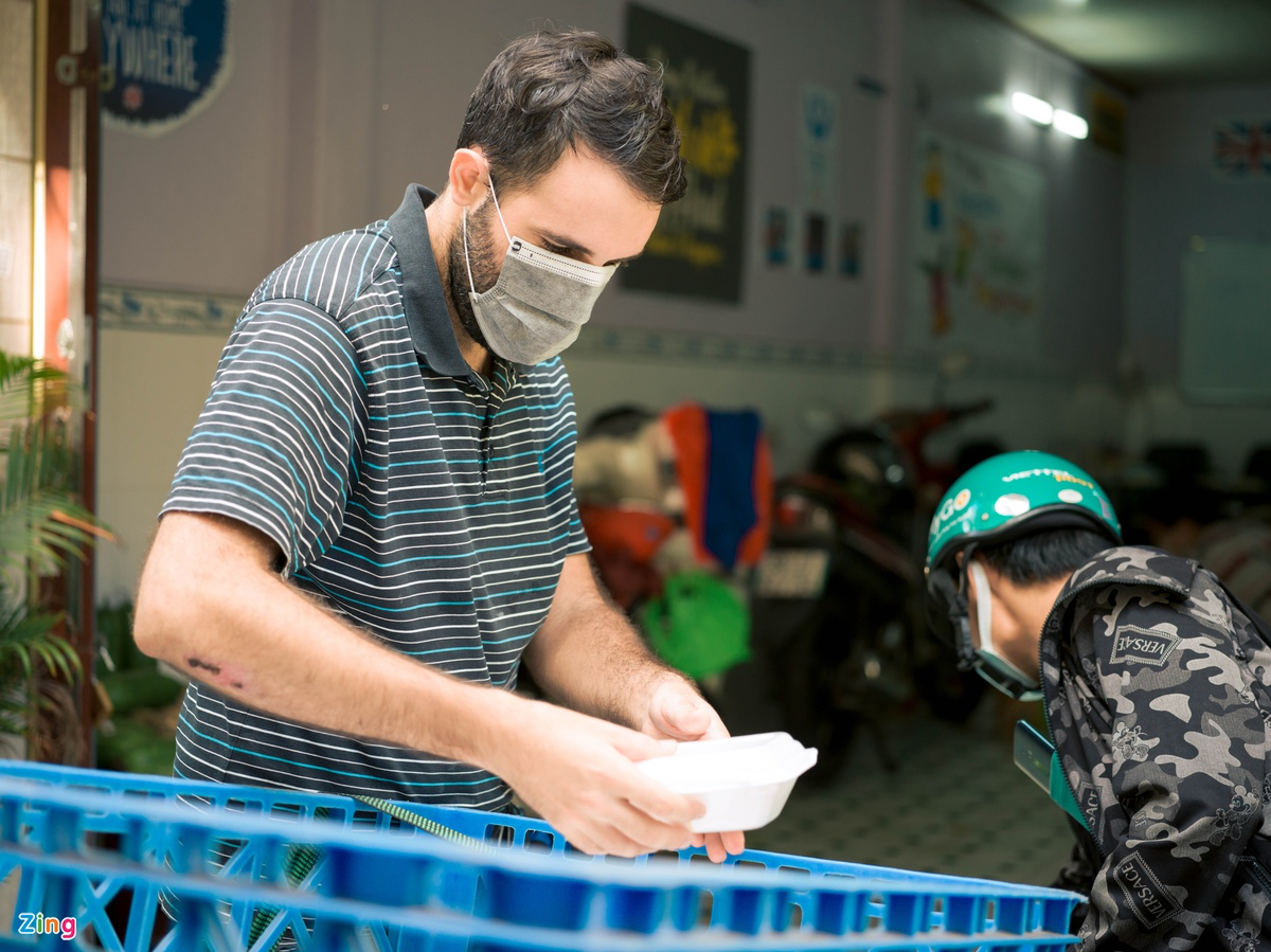 Foreigner in Vietnam distributes food to homeless in Covid hotspot