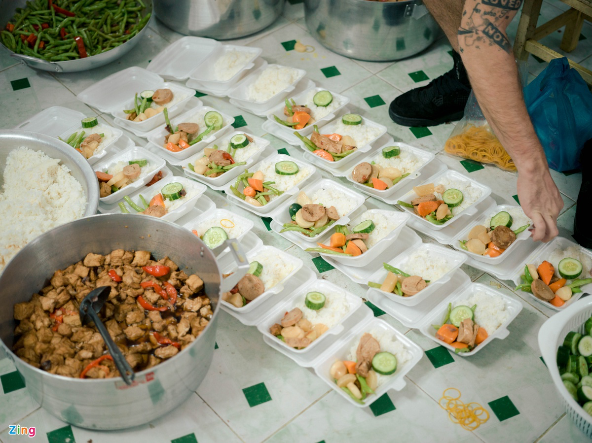 Foreigner in Vietnam distributes food to homeless in Covid hotspot