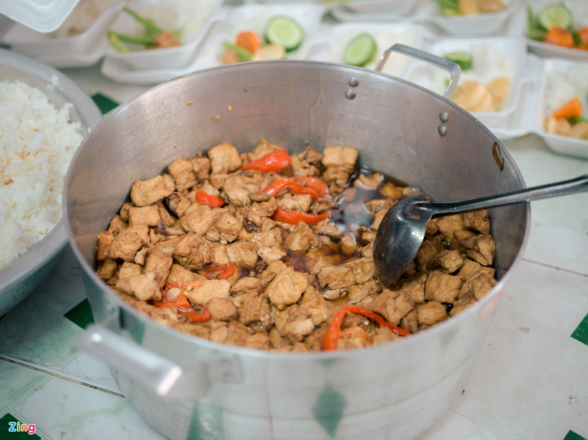 Foreigner in Vietnam distributes food to homeless in Covid hotspot